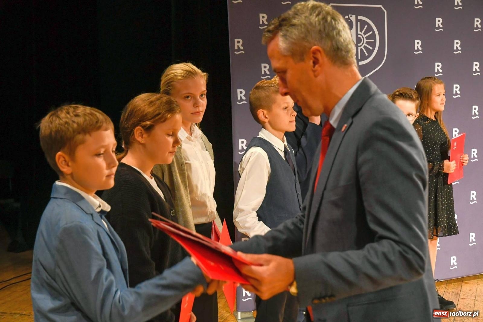 Zdjęcie w galerii na portalu naszraciborz.pl: Prymusi z Raciborza odebrali dyplomy oraz nagrody [FOTO i WIDEO] wiadomości z regionu