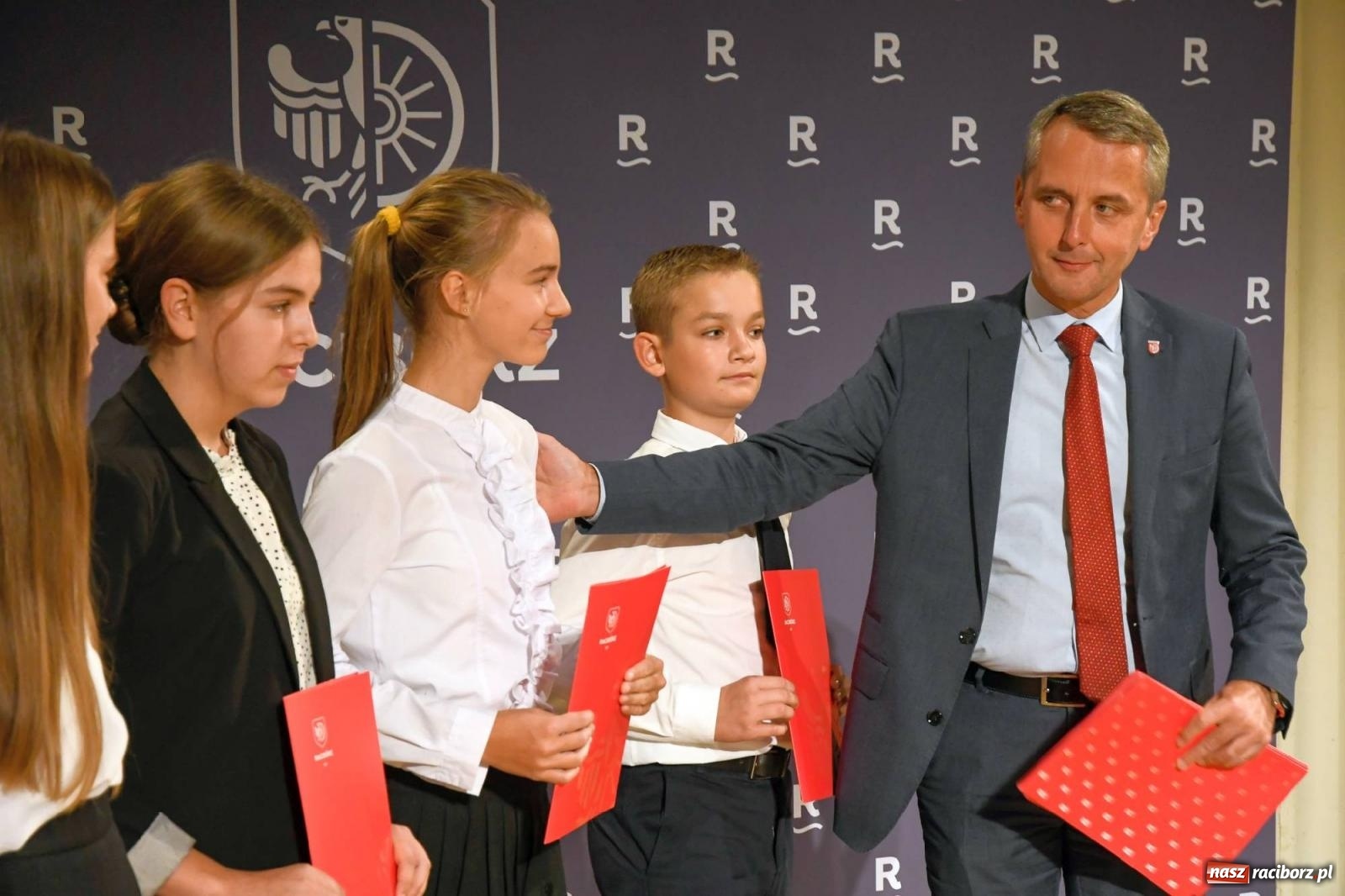 Zdjęcie w galerii na portalu naszraciborz.pl: Prymusi z Raciborza odebrali dyplomy oraz nagrody [FOTO i WIDEO] wiadomości z regionu