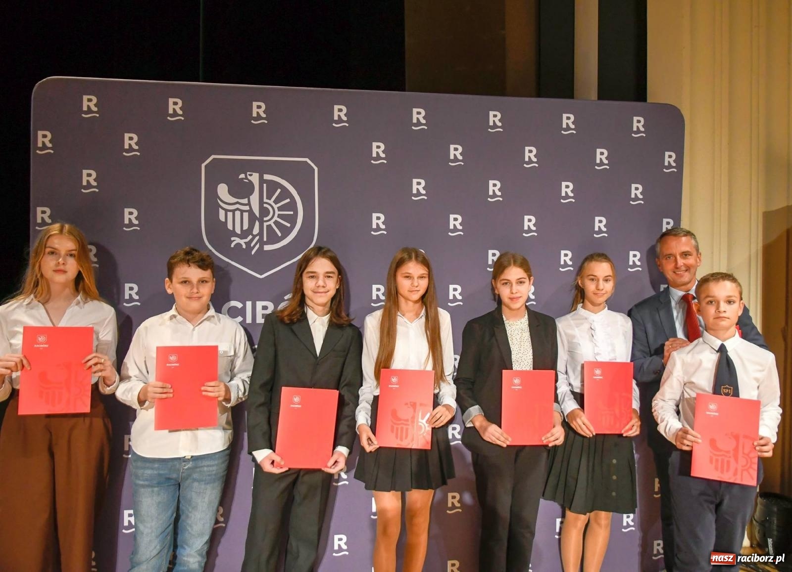 Zdjęcie w galerii na portalu naszraciborz.pl: Prymusi z Raciborza odebrali dyplomy oraz nagrody [FOTO i WIDEO] wiadomości z regionu
