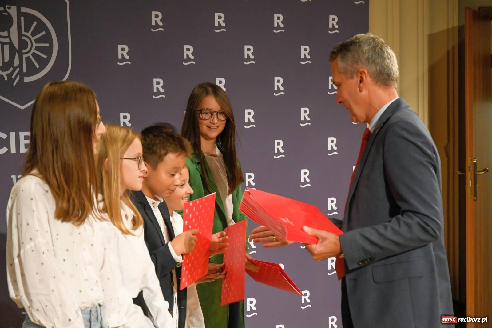 Zdjęcie w galerii na portalu naszraciborz.pl: Prymusi z Raciborza odebrali dyplomy oraz nagrody [FOTO i WIDEO] wiadomości z regionu