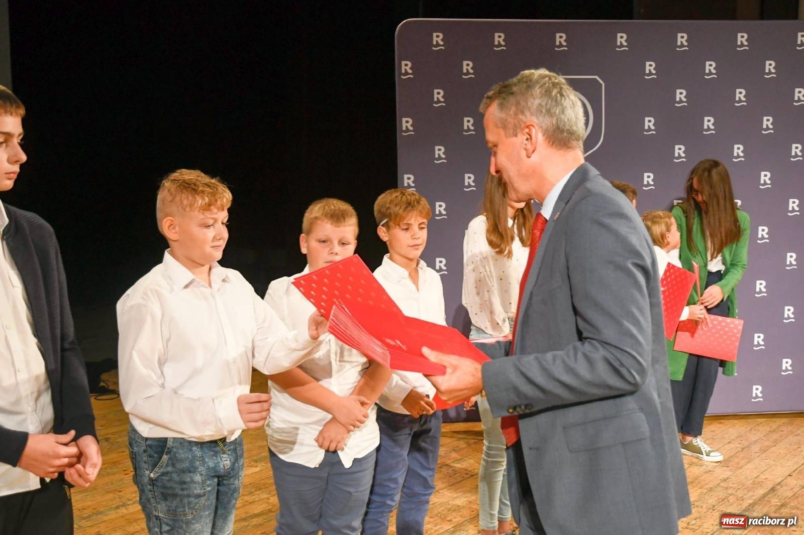 Zdjęcie w galerii na portalu naszraciborz.pl: Prymusi z Raciborza odebrali dyplomy oraz nagrody [FOTO i WIDEO] wiadomości z regionu