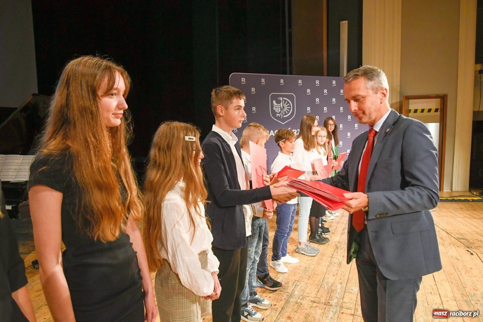 Zdjęcie w galerii na portalu naszraciborz.pl: Prymusi z Raciborza odebrali dyplomy oraz nagrody [FOTO i WIDEO] wiadomości z regionu