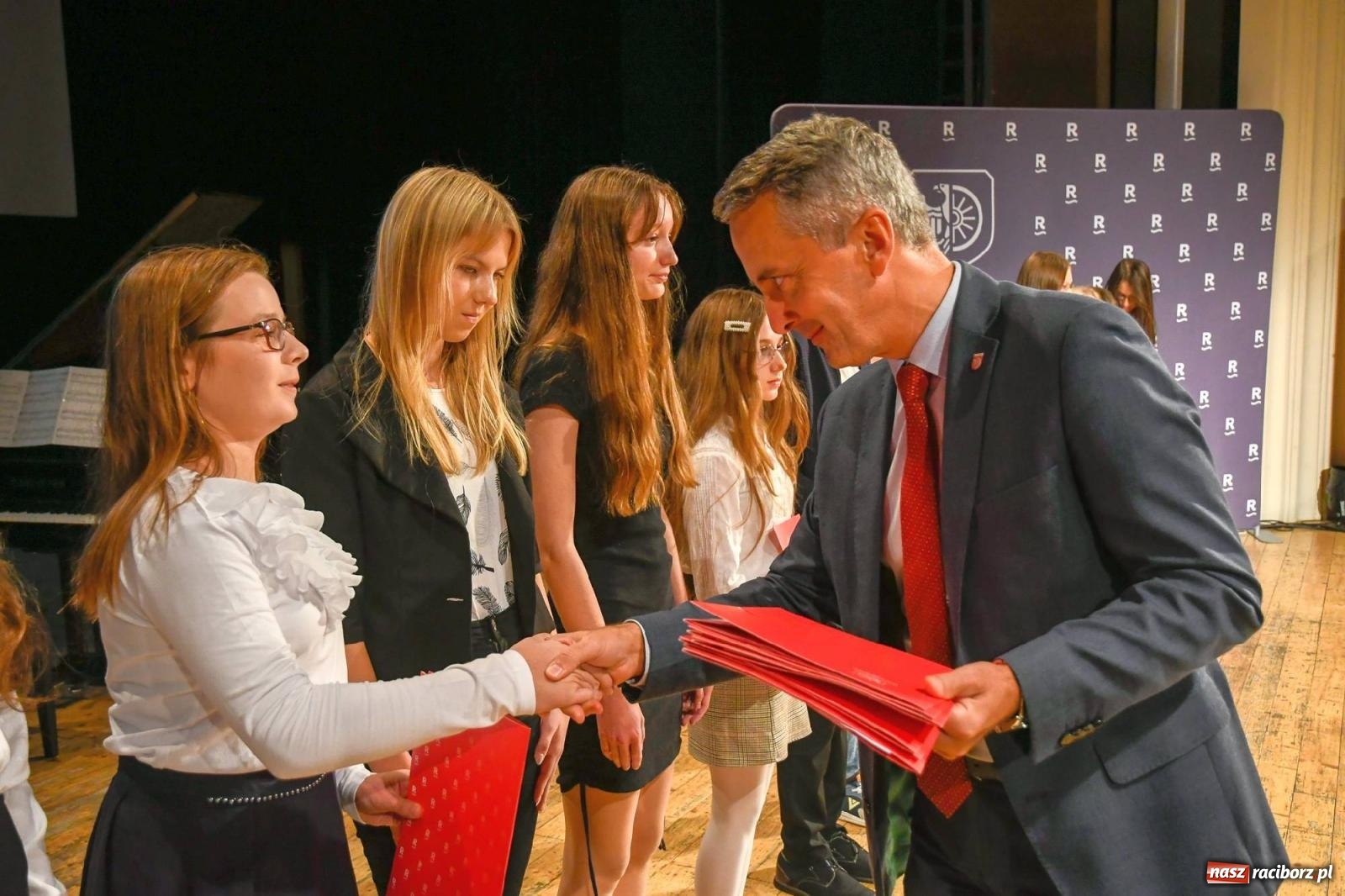 Zdjęcie w galerii na portalu naszraciborz.pl: Prymusi z Raciborza odebrali dyplomy oraz nagrody [FOTO i WIDEO] wiadomości z regionu