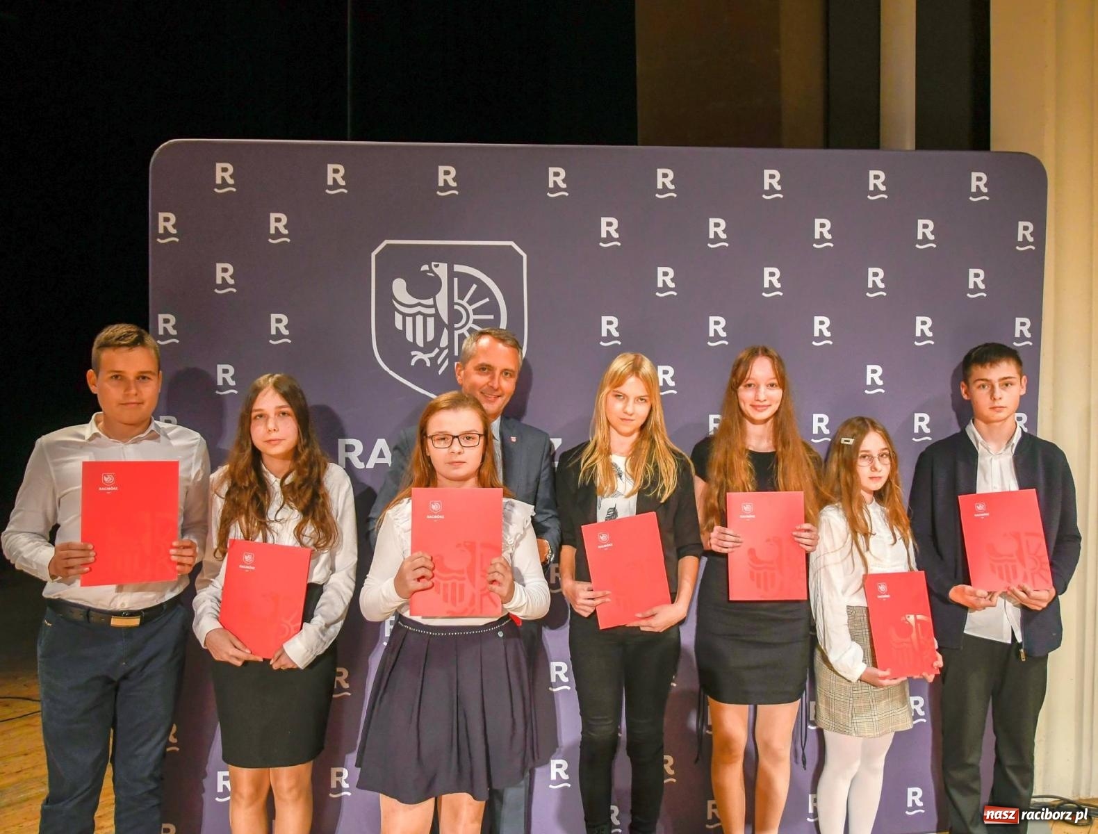 Zdjęcie w galerii na portalu naszraciborz.pl: Prymusi z Raciborza odebrali dyplomy oraz nagrody [FOTO i WIDEO] wiadomości z regionu