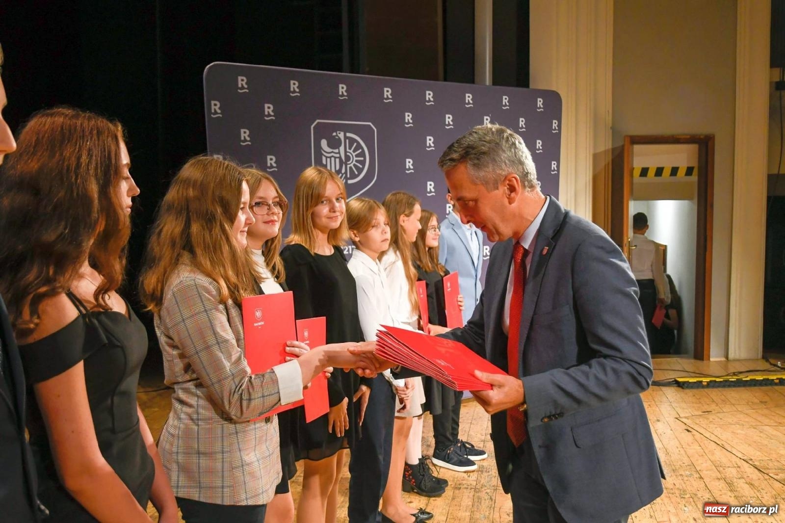 Zdjęcie w galerii na portalu naszraciborz.pl: Prymusi z Raciborza odebrali dyplomy oraz nagrody [FOTO i WIDEO] wiadomości z regionu
