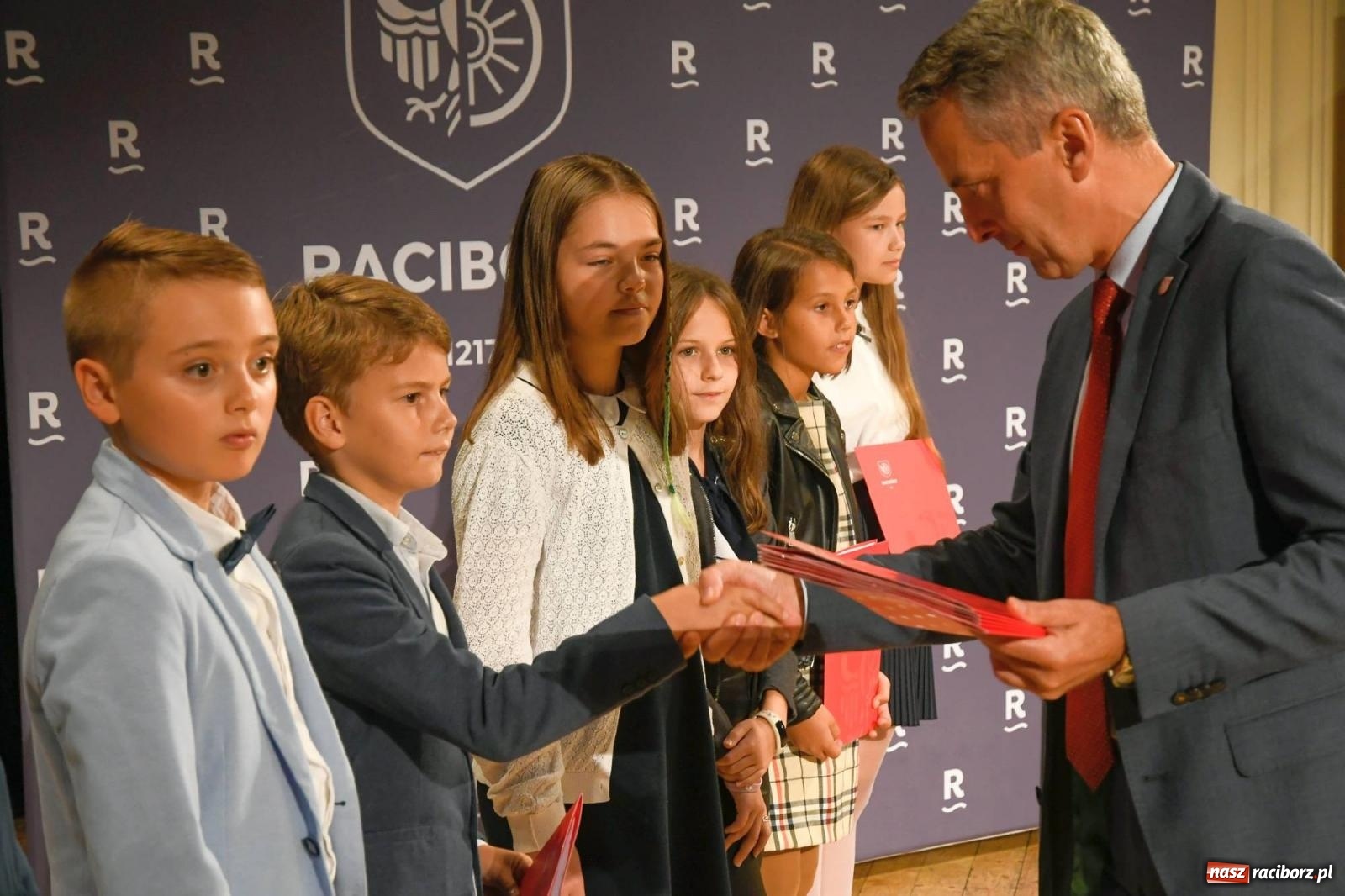 Zdjęcie w galerii na portalu naszraciborz.pl: Prymusi z Raciborza odebrali dyplomy oraz nagrody [FOTO i WIDEO] wiadomości z regionu
