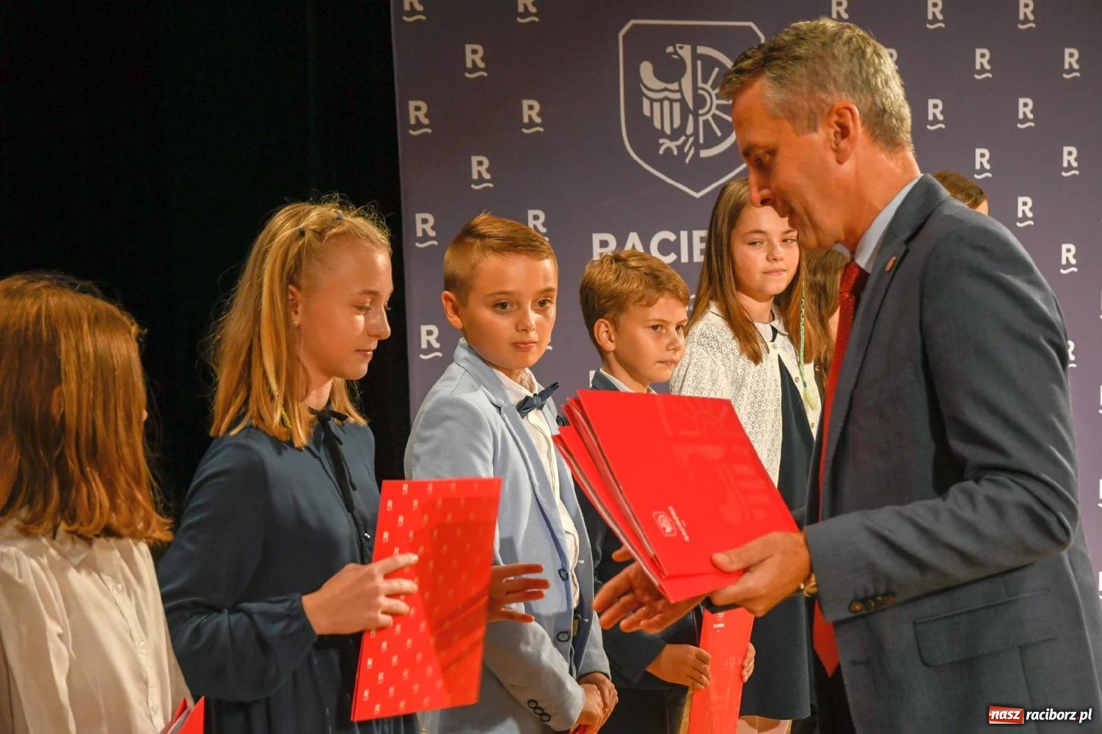 Zdjęcie w galerii na portalu naszraciborz.pl: Prymusi z Raciborza odebrali dyplomy oraz nagrody [FOTO i WIDEO] wiadomości z regionu