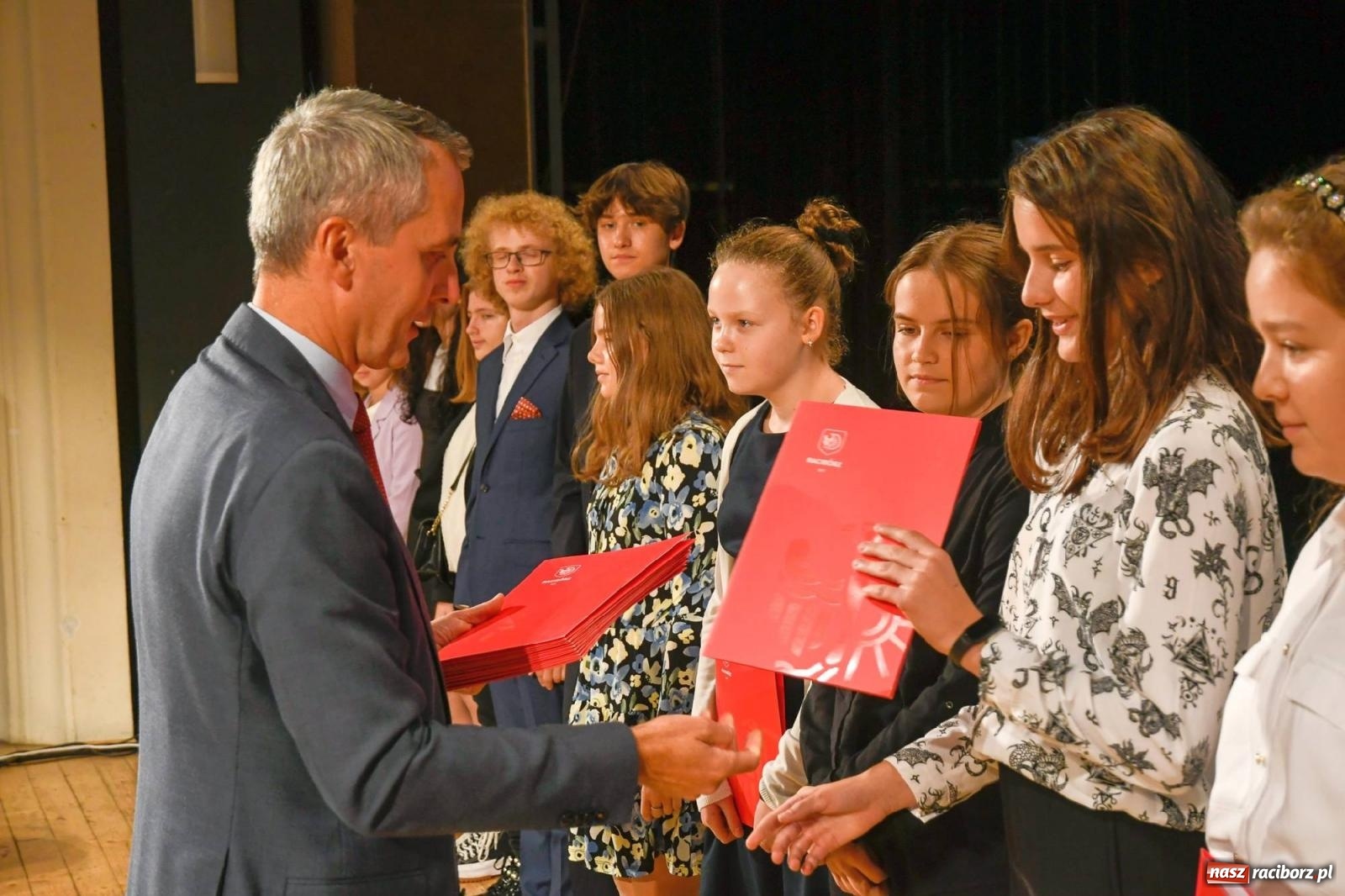 Zdjęcie w galerii na portalu naszraciborz.pl: Prymusi z Raciborza odebrali dyplomy oraz nagrody [FOTO i WIDEO] wiadomości z regionu