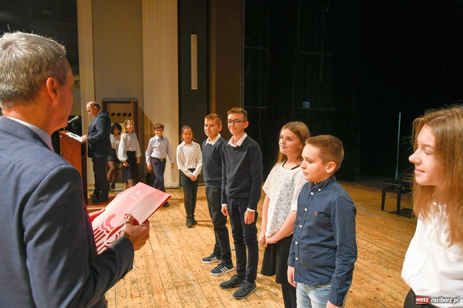 Zdjęcie w galerii na portalu naszraciborz.pl: Prymusi z Raciborza odebrali dyplomy oraz nagrody [FOTO i WIDEO] wiadomości z regionu