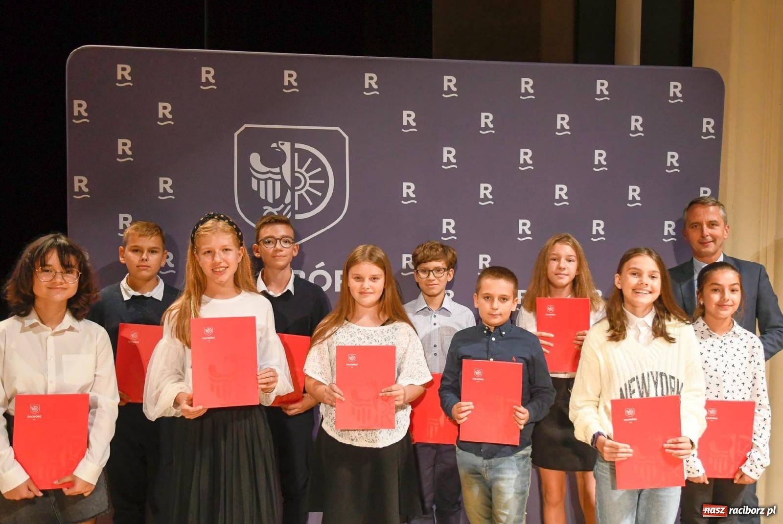 Zdjęcie w galerii na portalu naszraciborz.pl: Prymusi z Raciborza odebrali dyplomy oraz nagrody [FOTO i WIDEO] wiadomości z regionu
