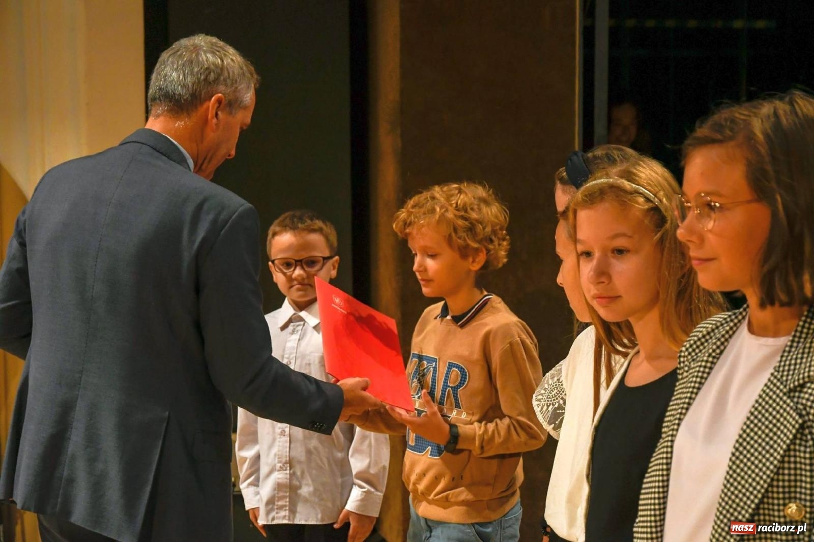 Zdjęcie w galerii na portalu naszraciborz.pl: Prymusi z Raciborza odebrali dyplomy oraz nagrody [FOTO i WIDEO] wiadomości z regionu