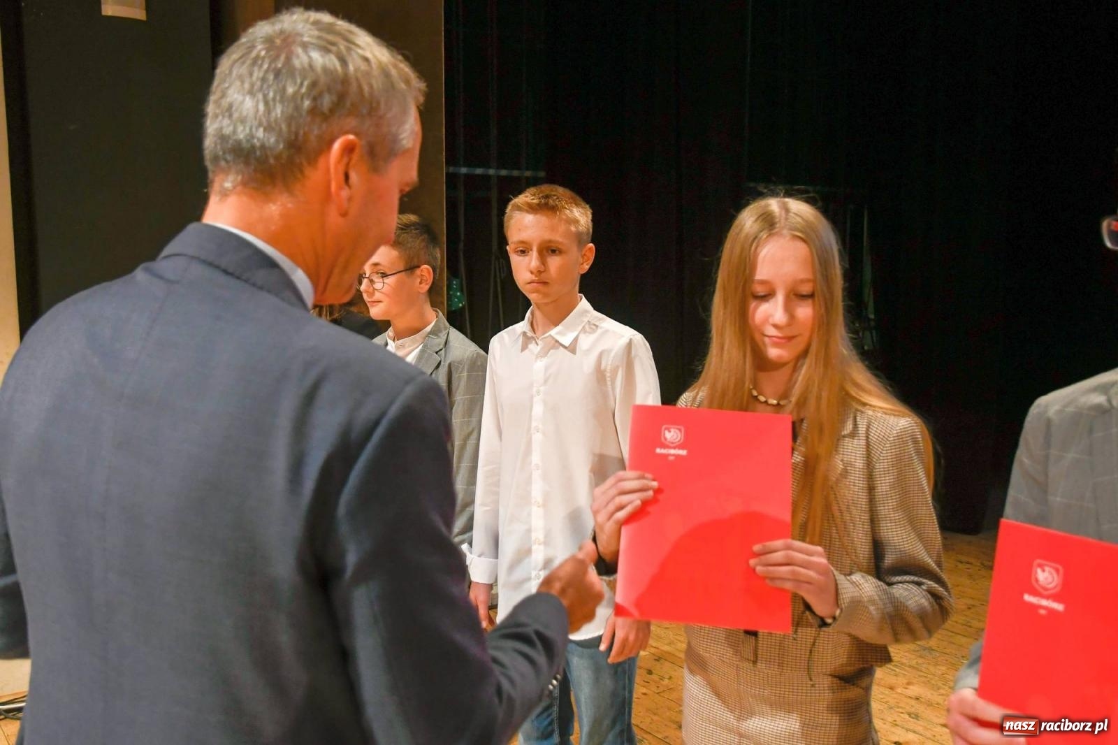 Zdjęcie w galerii na portalu naszraciborz.pl: Prymusi z Raciborza odebrali dyplomy oraz nagrody [FOTO i WIDEO] wiadomości z regionu
