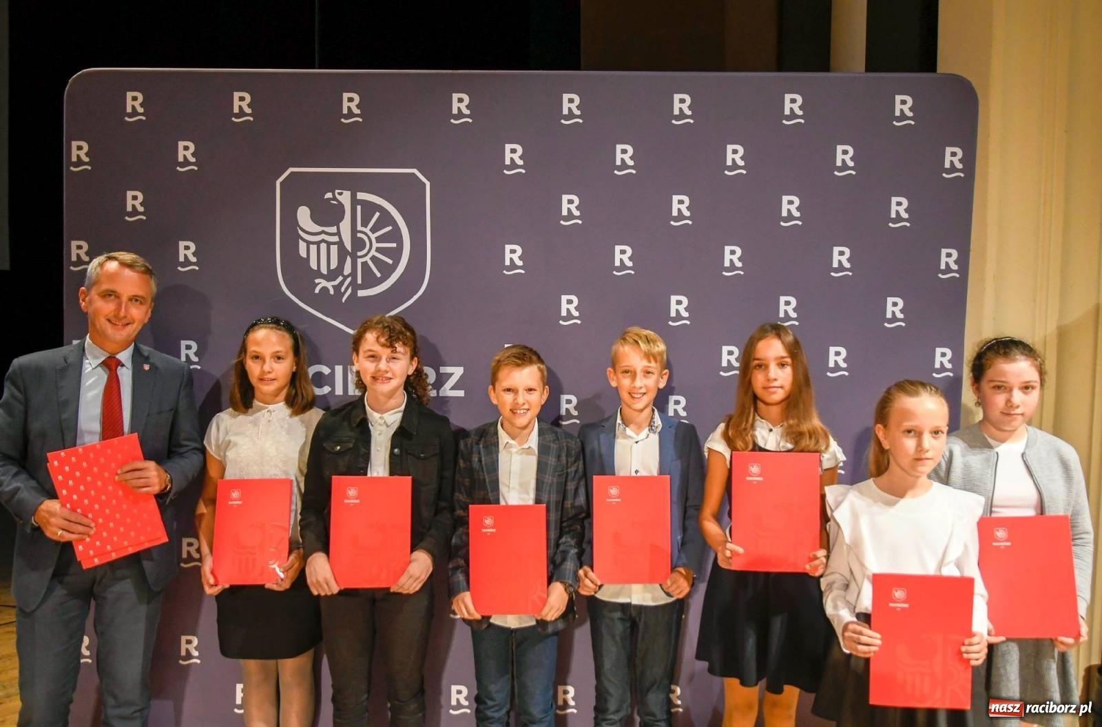 Zdjęcie w galerii na portalu naszraciborz.pl: Prymusi z Raciborza odebrali dyplomy oraz nagrody [FOTO i WIDEO] wiadomości z regionu
