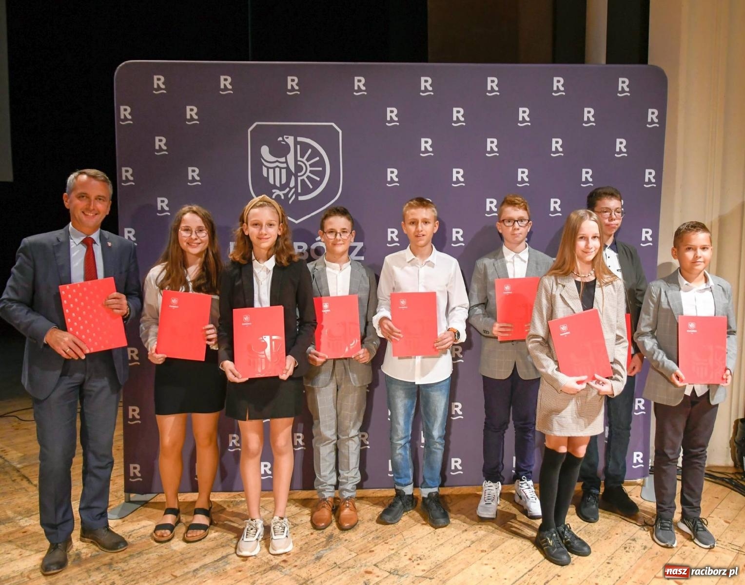 Zdjęcie w galerii na portalu naszraciborz.pl: Prymusi z Raciborza odebrali dyplomy oraz nagrody [FOTO i WIDEO] wiadomości z regionu