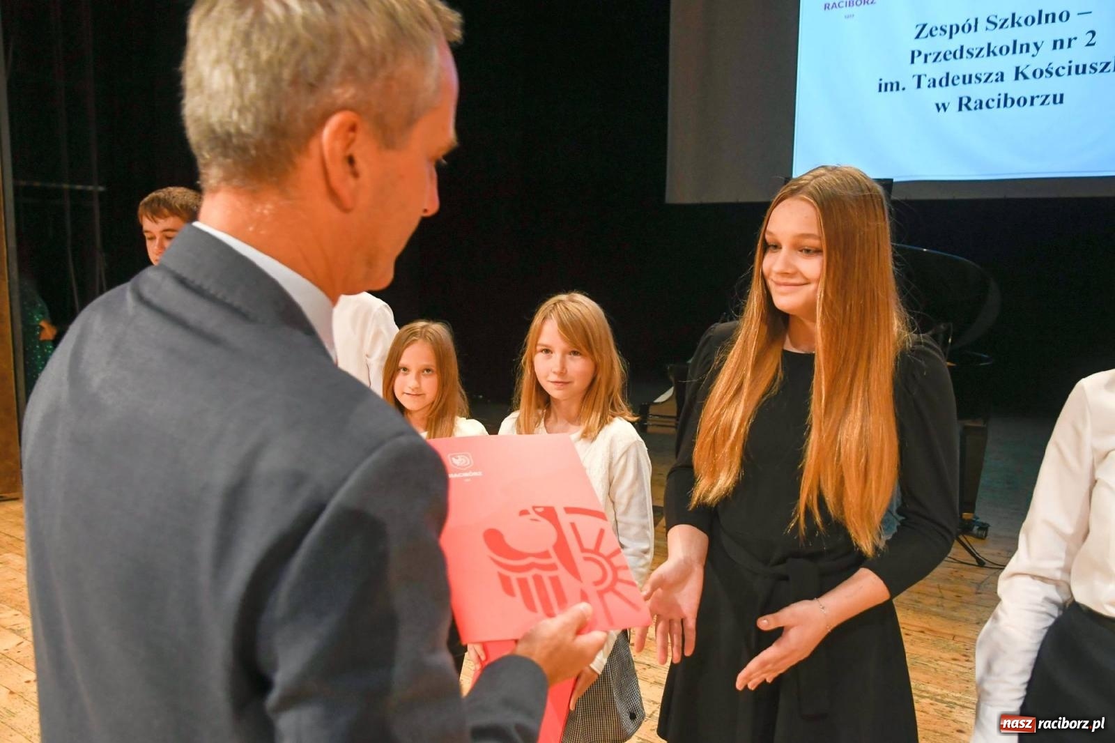 Zdjęcie w galerii na portalu naszraciborz.pl: Prymusi z Raciborza odebrali dyplomy oraz nagrody [FOTO i WIDEO] wiadomości z regionu