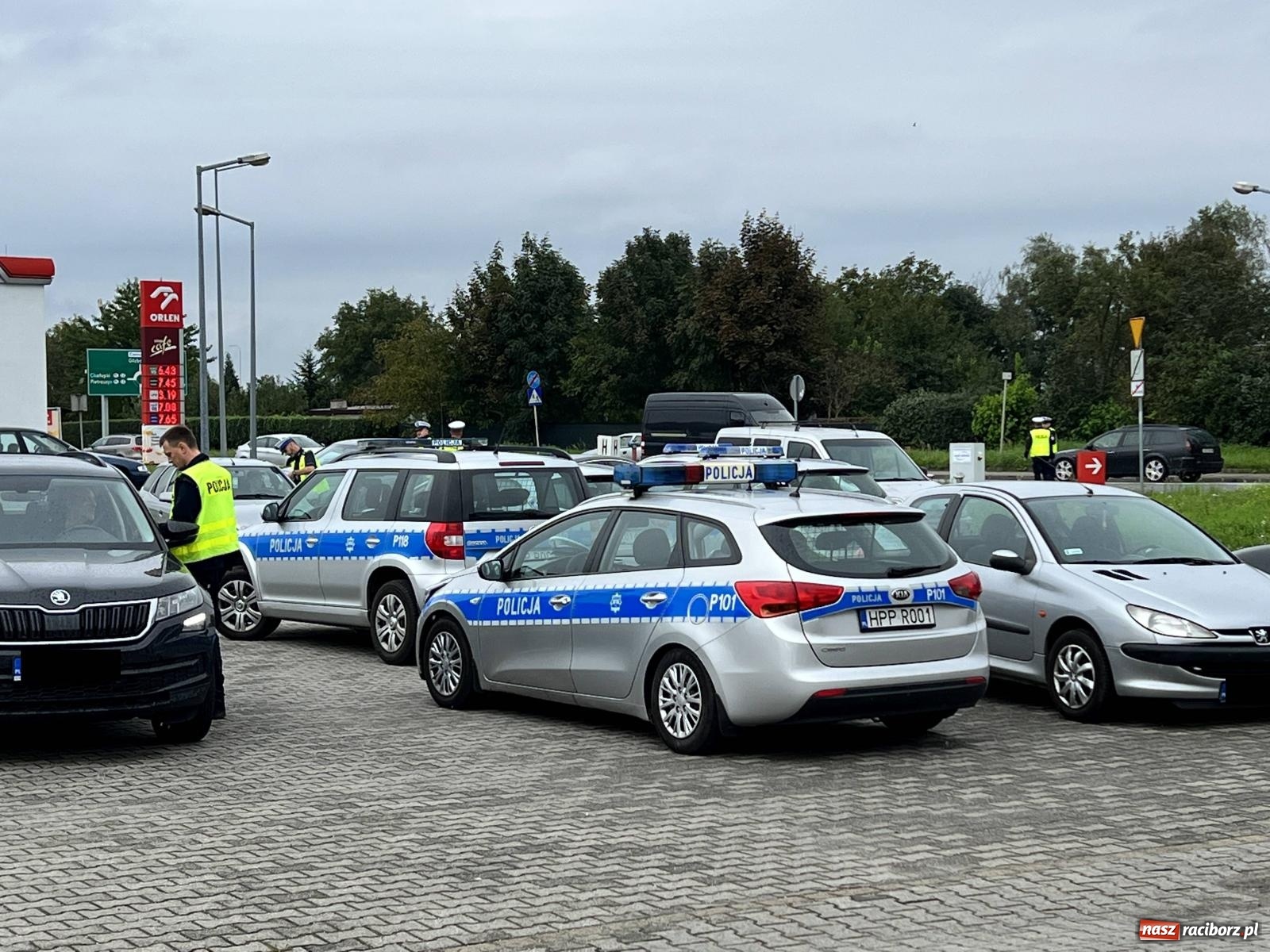 Zdjęcie w galerii na portalu naszraciborz.pl: Akcja policji na Piaskowej-Rybnickiej. Kolejka po mandaty jak do McDrive'a wiadomości z regionu