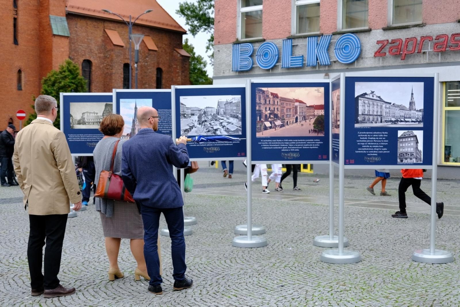 Zdjęcie w galerii na portalu naszraciborz.pl: Z dziejów raciborskiego Rynku - nowa wystawa w plenerze [WIDEO] wiadomości z regionu