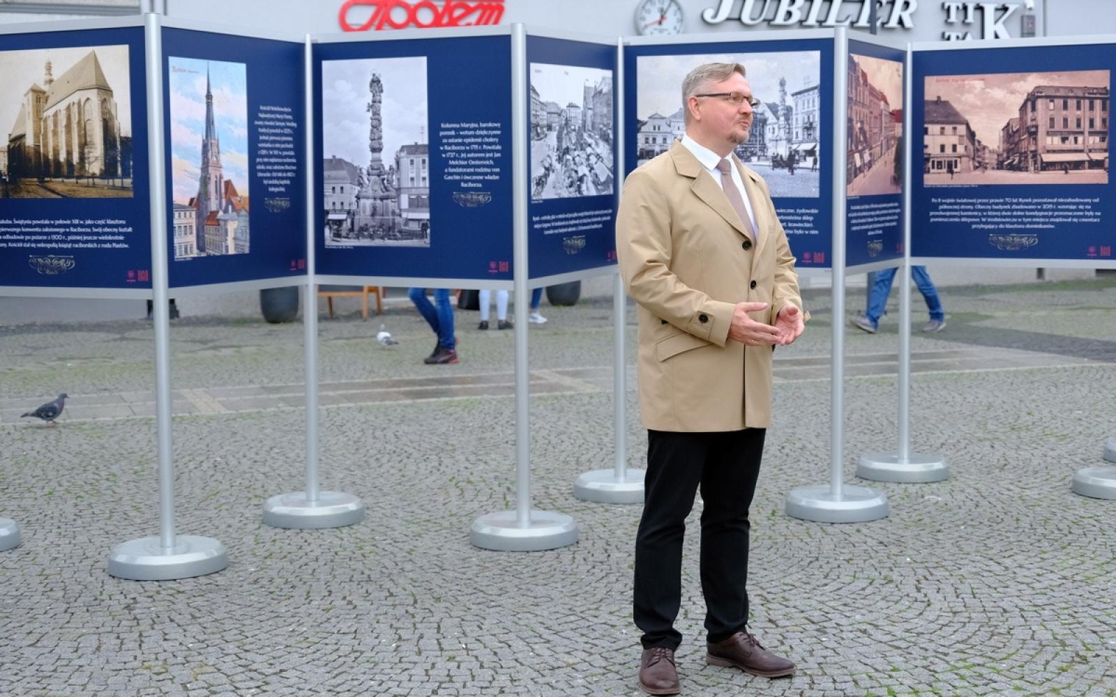 Zdjęcie w galerii na portalu naszraciborz.pl: Z dziejów raciborskiego Rynku - nowa wystawa w plenerze [WIDEO] wiadomości z regionu