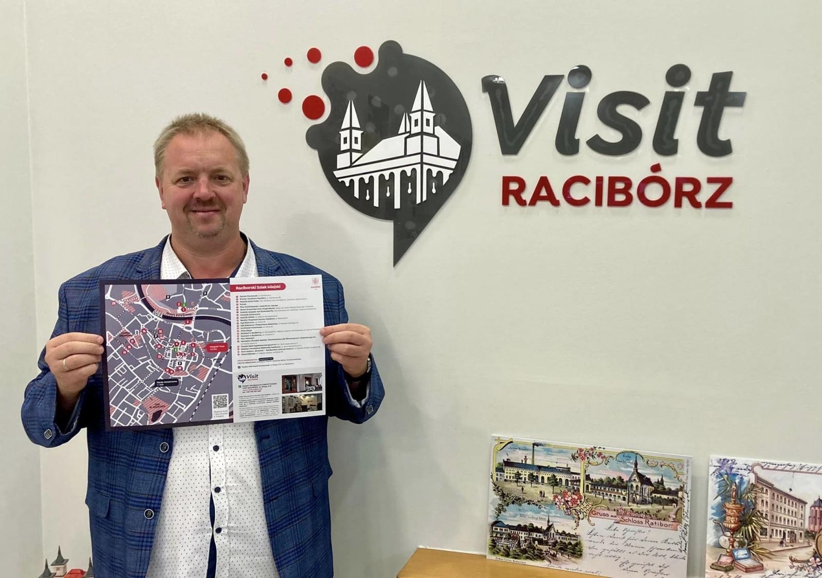 Zdjęcie w galerii na portalu naszraciborz.pl: Miejski szlak turystyczny w Raciborzu. Ostała się tylko mapa zrywka wiadomości z regionu