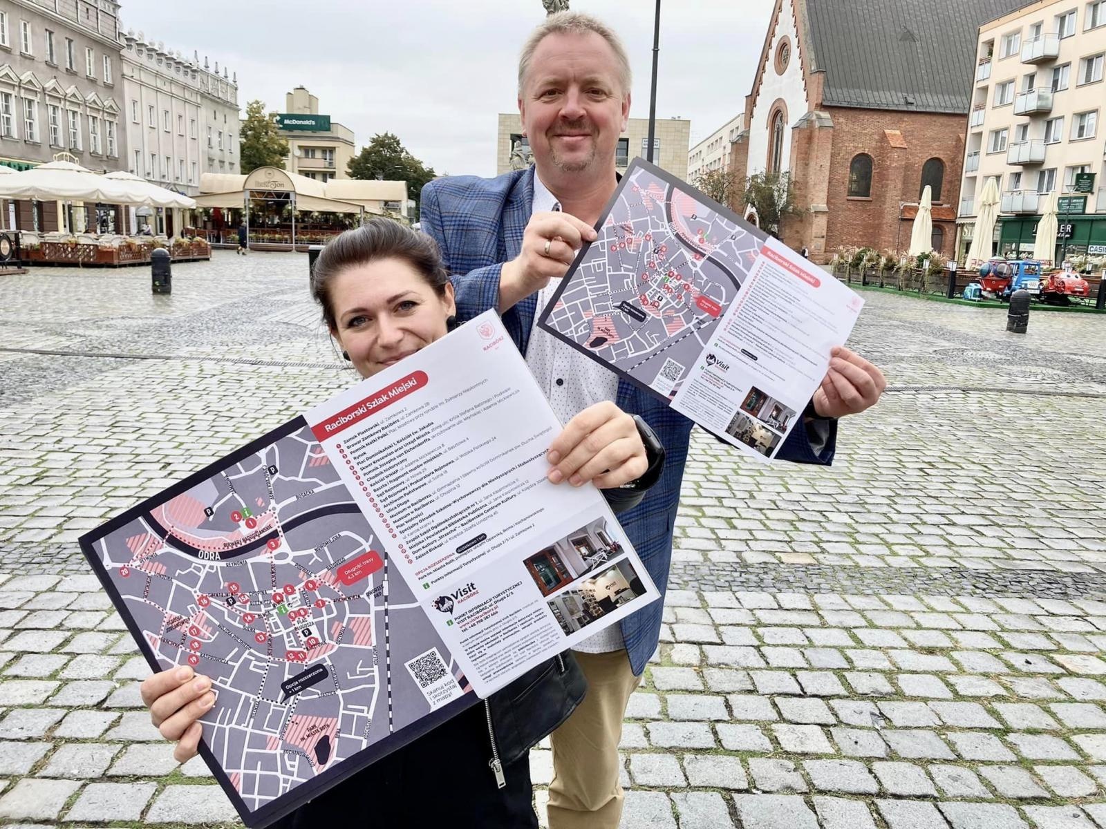 Zdjęcie w galerii na portalu naszraciborz.pl: Miejski szlak turystyczny w Raciborzu. Ostała się tylko mapa zrywka wiadomości z regionu