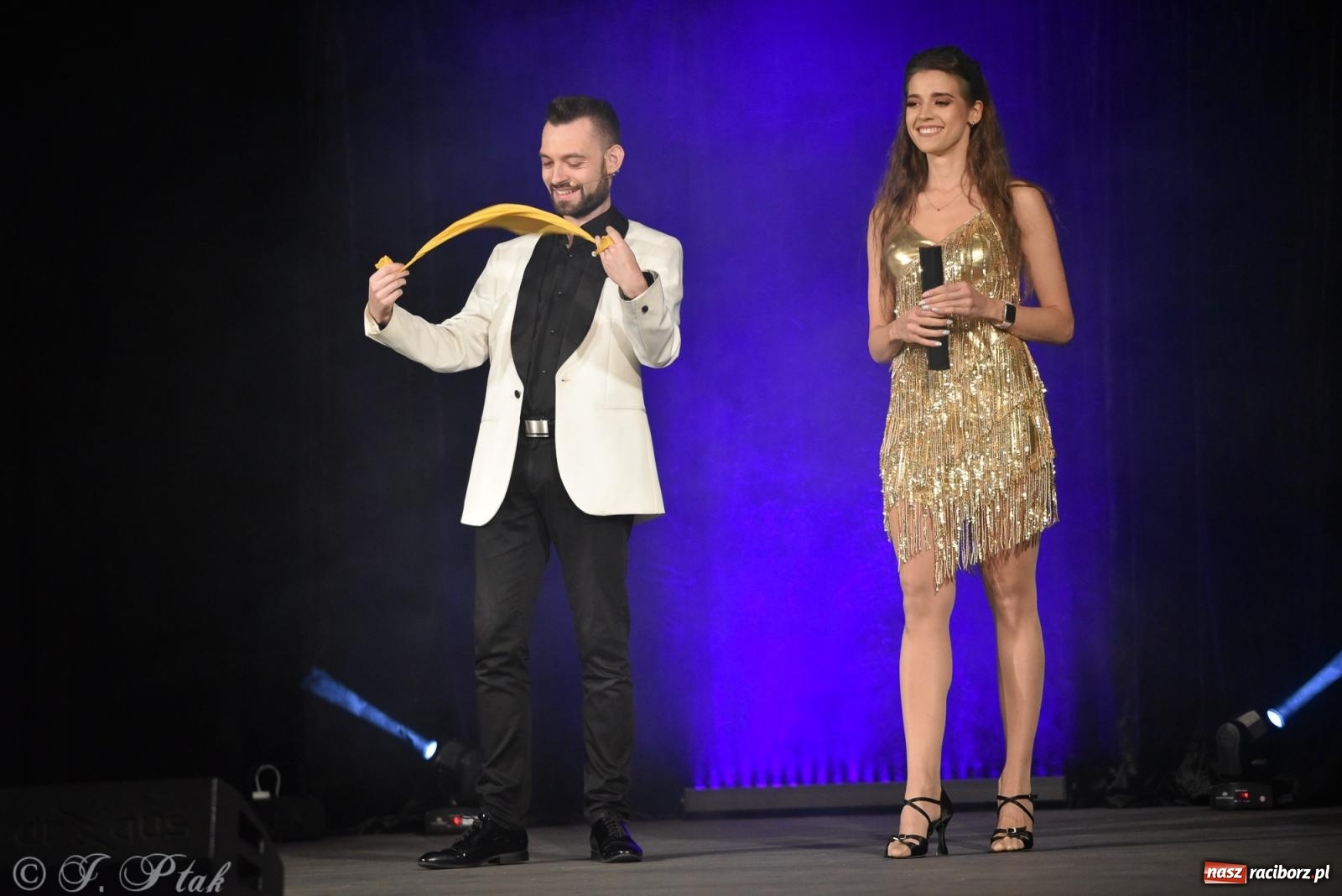 Zdjęcie w galerii na portalu naszraciborz.pl: Adrian Mitoraj wypełnił Strzechę. Raciborzanie skosztowali iluzji wiadomości z regionu