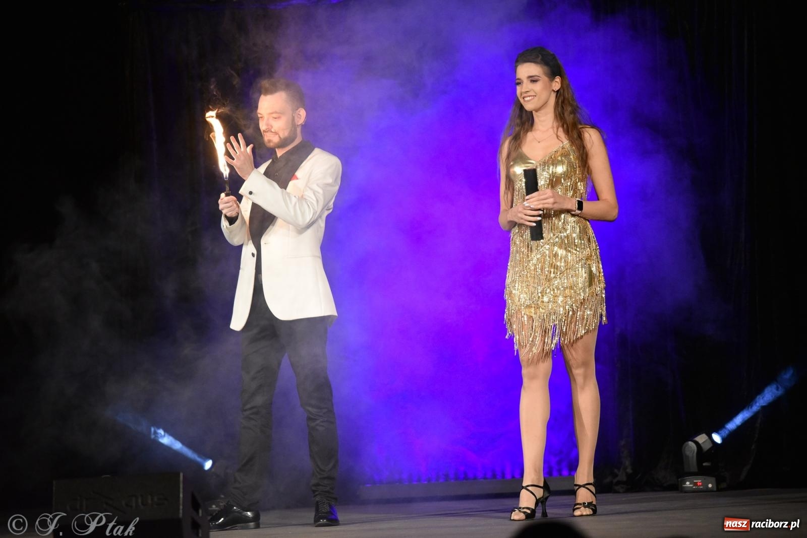 Zdjęcie w galerii na portalu naszraciborz.pl: Adrian Mitoraj wypełnił Strzechę. Raciborzanie skosztowali iluzji wiadomości z regionu