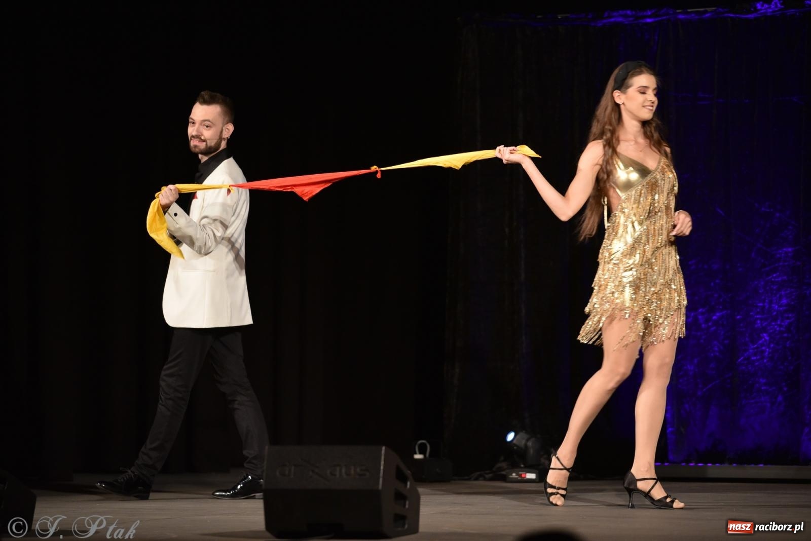 Zdjęcie w galerii na portalu naszraciborz.pl: Adrian Mitoraj wypełnił Strzechę. Raciborzanie skosztowali iluzji wiadomości z regionu