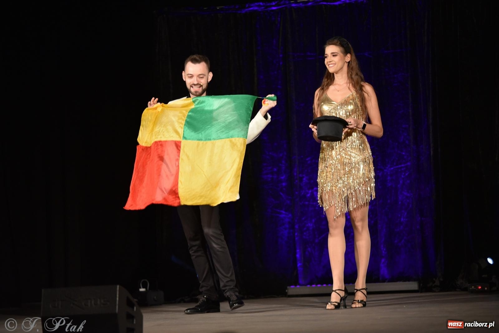 Zdjęcie w galerii na portalu naszraciborz.pl: Adrian Mitoraj wypełnił Strzechę. Raciborzanie skosztowali iluzji wiadomości z regionu