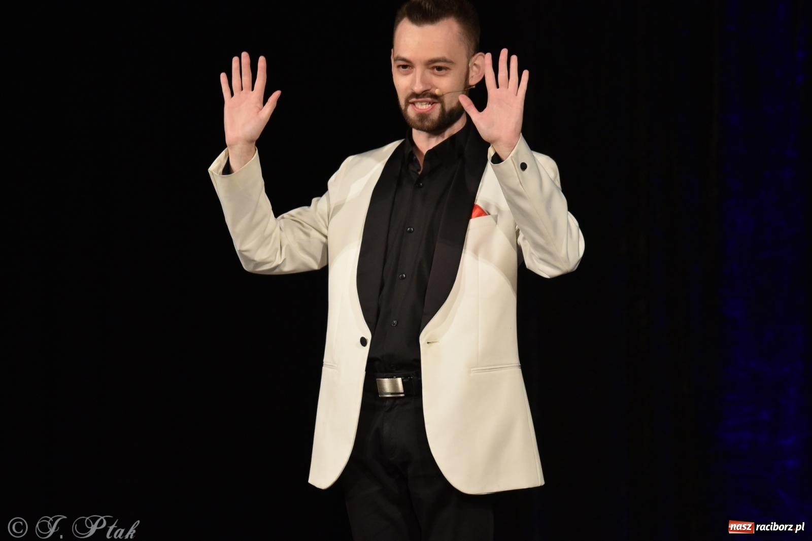 Zdjęcie w galerii na portalu naszraciborz.pl: Adrian Mitoraj wypełnił Strzechę. Raciborzanie skosztowali iluzji wiadomości z regionu