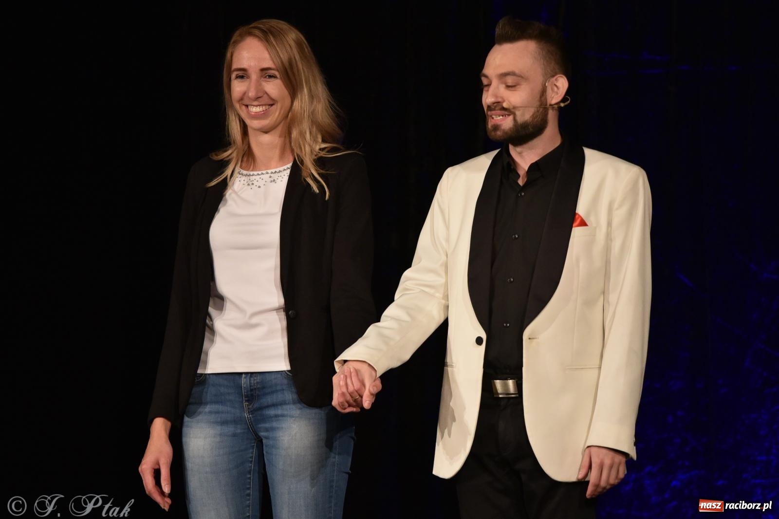 Zdjęcie w galerii na portalu naszraciborz.pl: Adrian Mitoraj wypełnił Strzechę. Raciborzanie skosztowali iluzji wiadomości z regionu