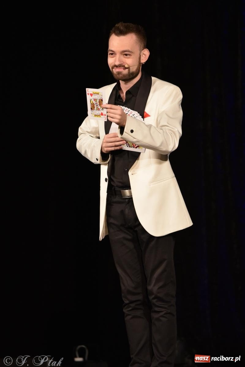 Zdjęcie w galerii na portalu naszraciborz.pl: Adrian Mitoraj wypełnił Strzechę. Raciborzanie skosztowali iluzji wiadomości z regionu