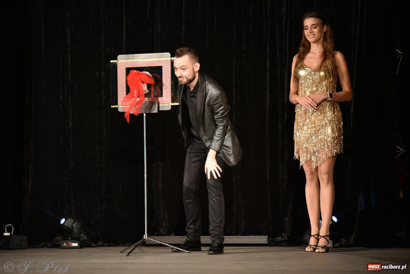 Zdjęcie w galerii na portalu naszraciborz.pl: Adrian Mitoraj wypełnił Strzechę. Raciborzanie skosztowali iluzji wiadomości z regionu