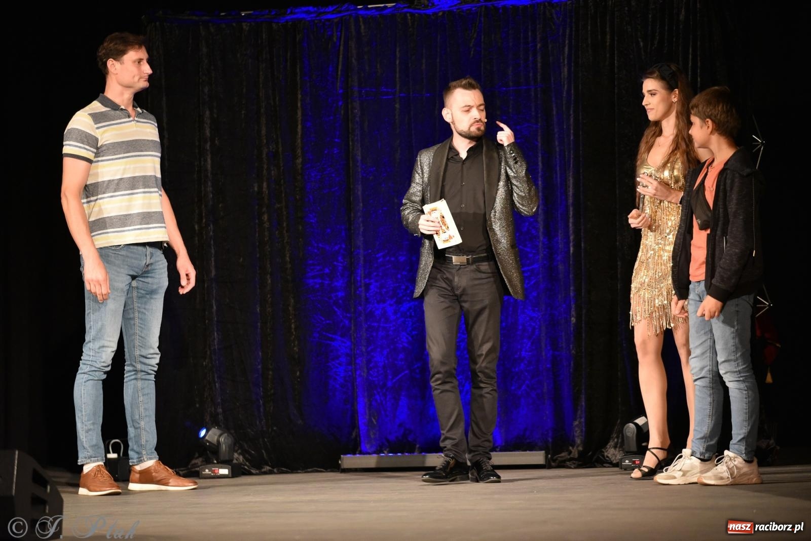 Zdjęcie w galerii na portalu naszraciborz.pl: Adrian Mitoraj wypełnił Strzechę. Raciborzanie skosztowali iluzji wiadomości z regionu