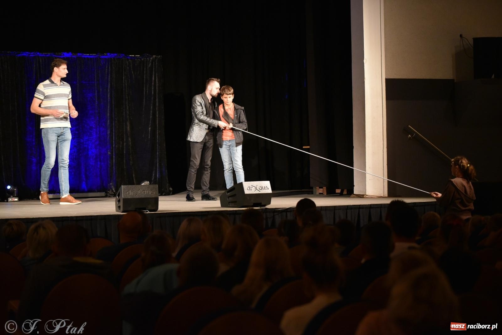 Zdjęcie w galerii na portalu naszraciborz.pl: Adrian Mitoraj wypełnił Strzechę. Raciborzanie skosztowali iluzji wiadomości z regionu