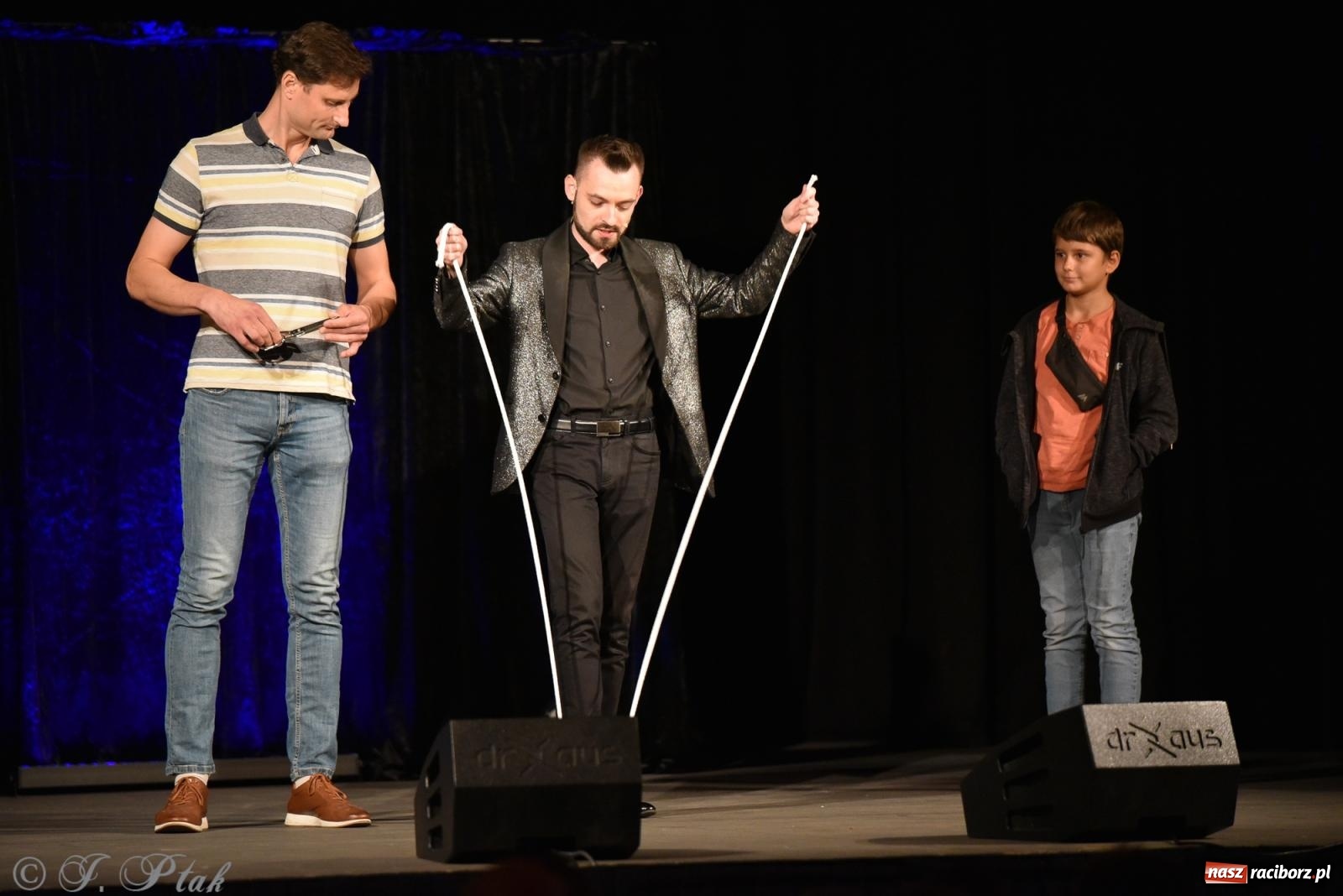 Zdjęcie w galerii na portalu naszraciborz.pl: Adrian Mitoraj wypełnił Strzechę. Raciborzanie skosztowali iluzji wiadomości z regionu