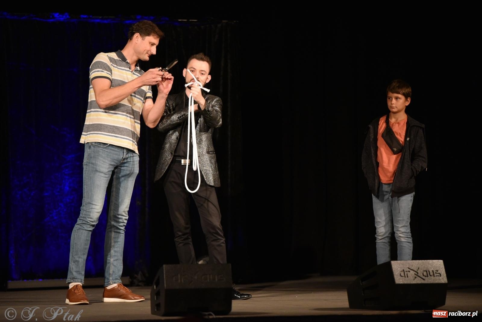 Zdjęcie w galerii na portalu naszraciborz.pl: Adrian Mitoraj wypełnił Strzechę. Raciborzanie skosztowali iluzji wiadomości z regionu