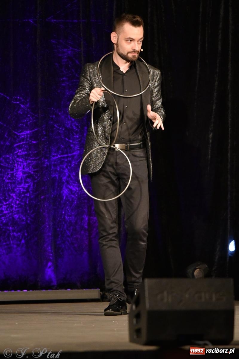 Zdjęcie w galerii na portalu naszraciborz.pl: Adrian Mitoraj wypełnił Strzechę. Raciborzanie skosztowali iluzji wiadomości z regionu