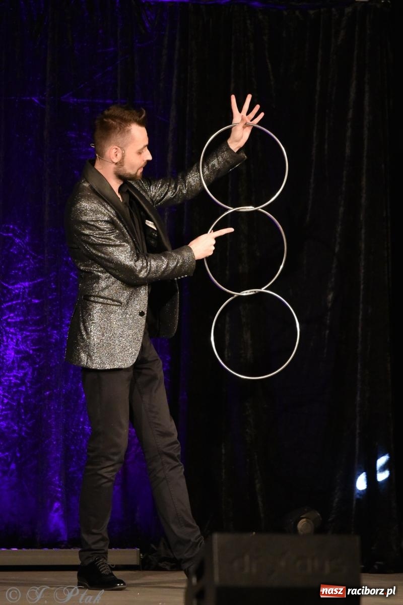 Zdjęcie w galerii na portalu naszraciborz.pl: Adrian Mitoraj wypełnił Strzechę. Raciborzanie skosztowali iluzji wiadomości z regionu