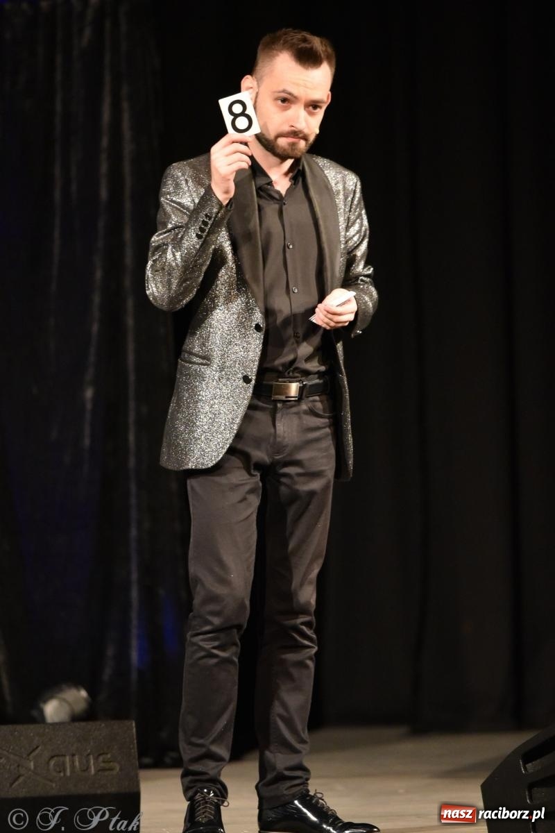 Zdjęcie w galerii na portalu naszraciborz.pl: Adrian Mitoraj wypełnił Strzechę. Raciborzanie skosztowali iluzji wiadomości z regionu