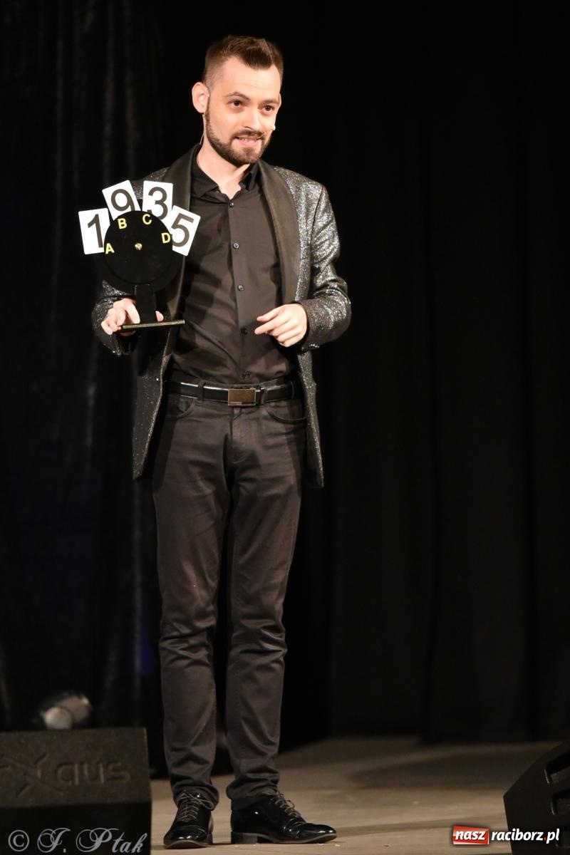 Zdjęcie w galerii na portalu naszraciborz.pl: Adrian Mitoraj wypełnił Strzechę. Raciborzanie skosztowali iluzji wiadomości z regionu