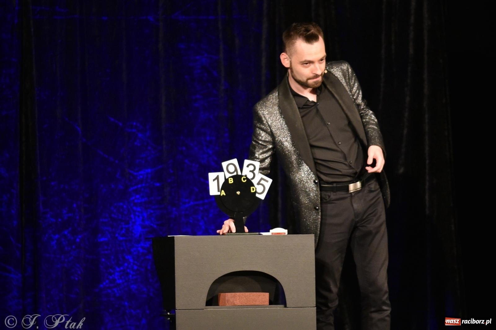 Zdjęcie w galerii na portalu naszraciborz.pl: Adrian Mitoraj wypełnił Strzechę. Raciborzanie skosztowali iluzji wiadomości z regionu