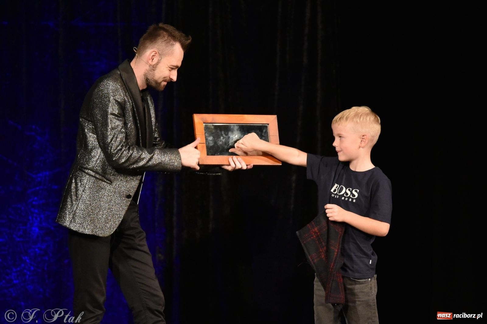 Zdjęcie w galerii na portalu naszraciborz.pl: Adrian Mitoraj wypełnił Strzechę. Raciborzanie skosztowali iluzji wiadomości z regionu