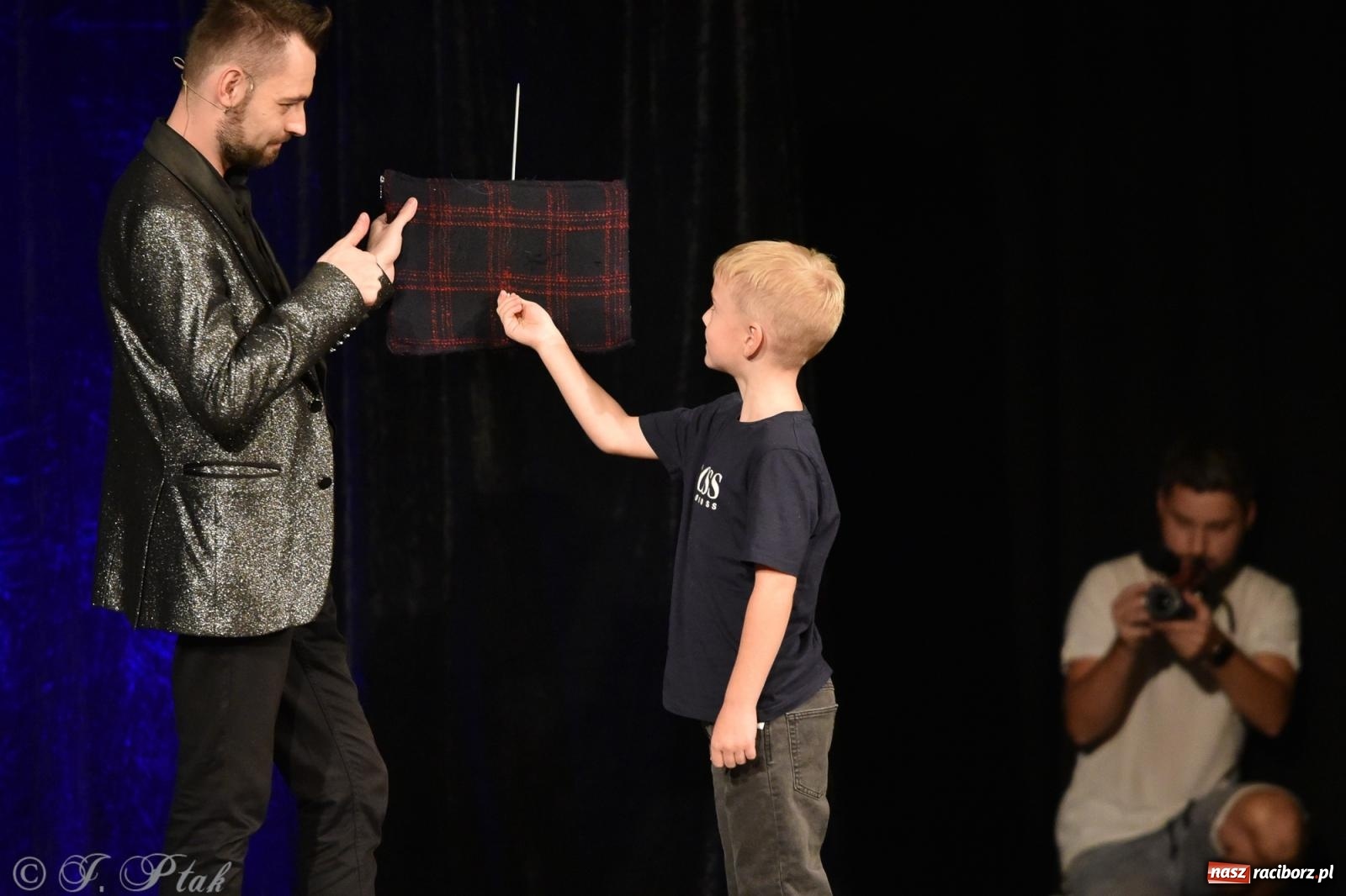 Zdjęcie w galerii na portalu naszraciborz.pl: Adrian Mitoraj wypełnił Strzechę. Raciborzanie skosztowali iluzji wiadomości z regionu