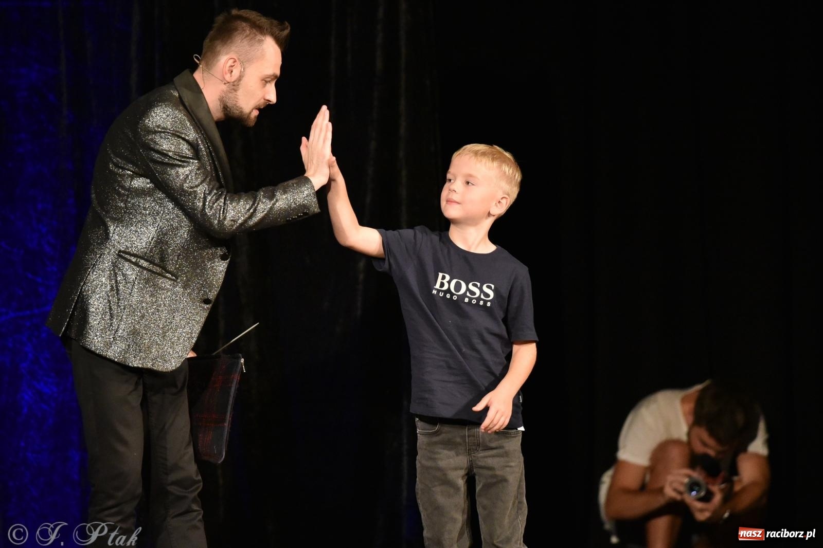 Zdjęcie w galerii na portalu naszraciborz.pl: Adrian Mitoraj wypełnił Strzechę. Raciborzanie skosztowali iluzji wiadomości z regionu