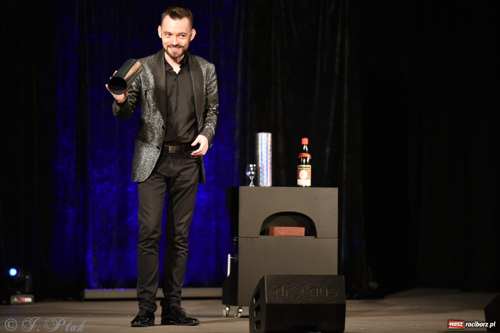 Zdjęcie w galerii na portalu naszraciborz.pl: Adrian Mitoraj wypełnił Strzechę. Raciborzanie skosztowali iluzji wiadomości z regionu