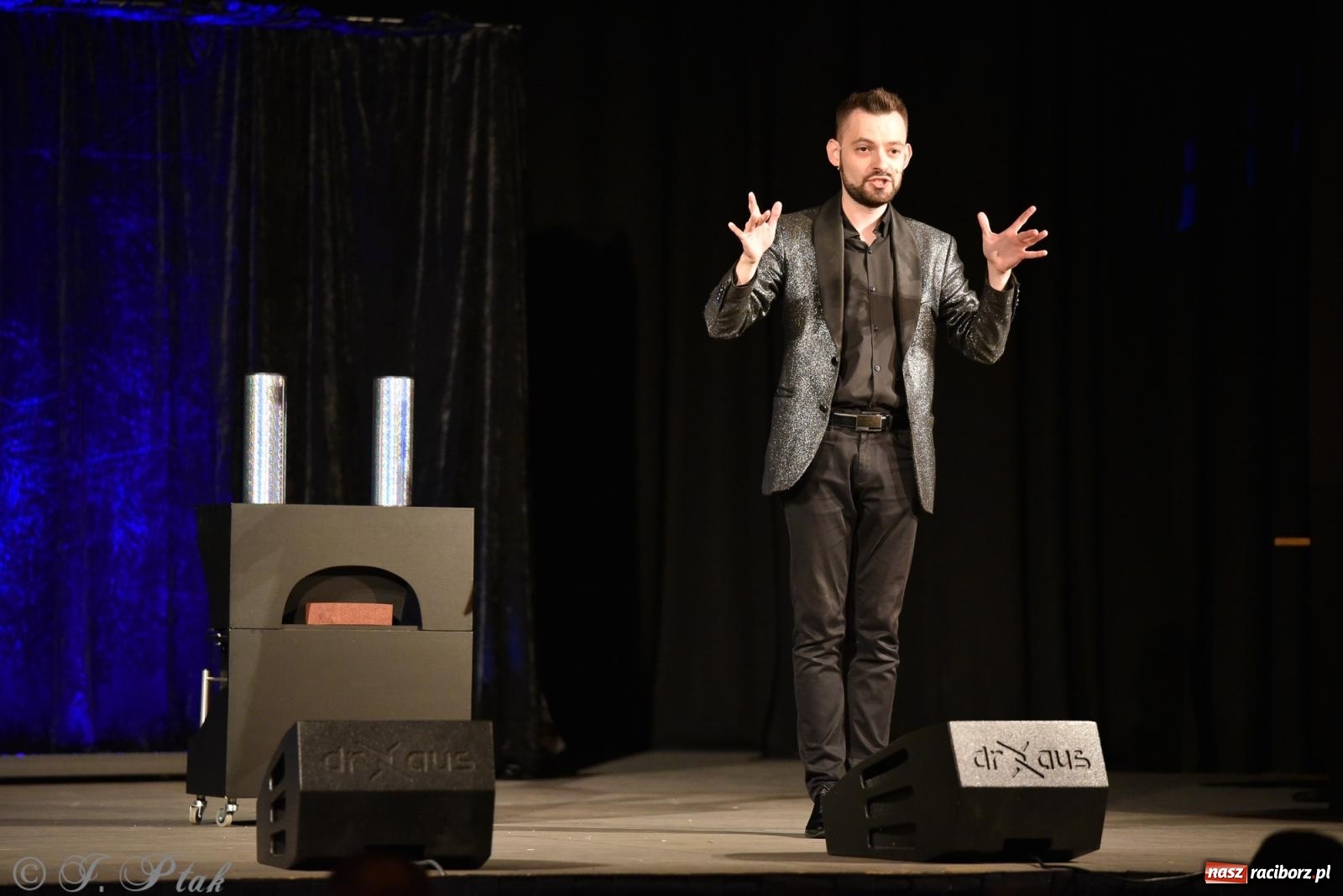 Zdjęcie w galerii na portalu naszraciborz.pl: Adrian Mitoraj wypełnił Strzechę. Raciborzanie skosztowali iluzji wiadomości z regionu