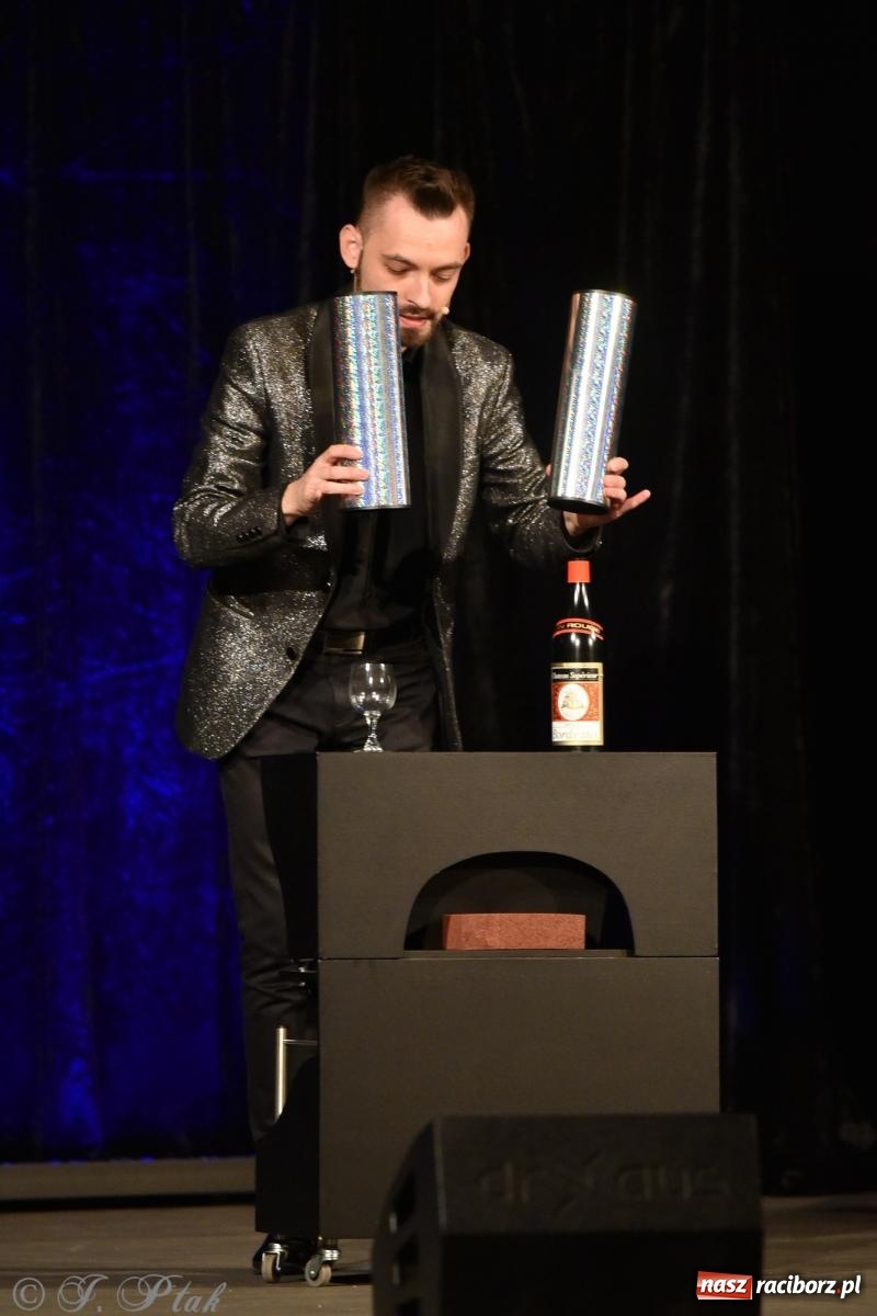 Zdjęcie w galerii na portalu naszraciborz.pl: Adrian Mitoraj wypełnił Strzechę. Raciborzanie skosztowali iluzji wiadomości z regionu