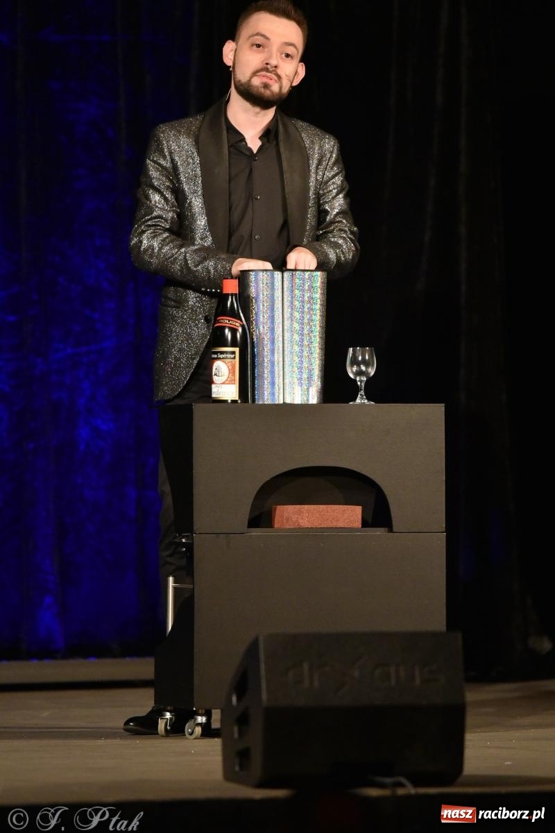 Zdjęcie w galerii na portalu naszraciborz.pl: Adrian Mitoraj wypełnił Strzechę. Raciborzanie skosztowali iluzji wiadomości z regionu