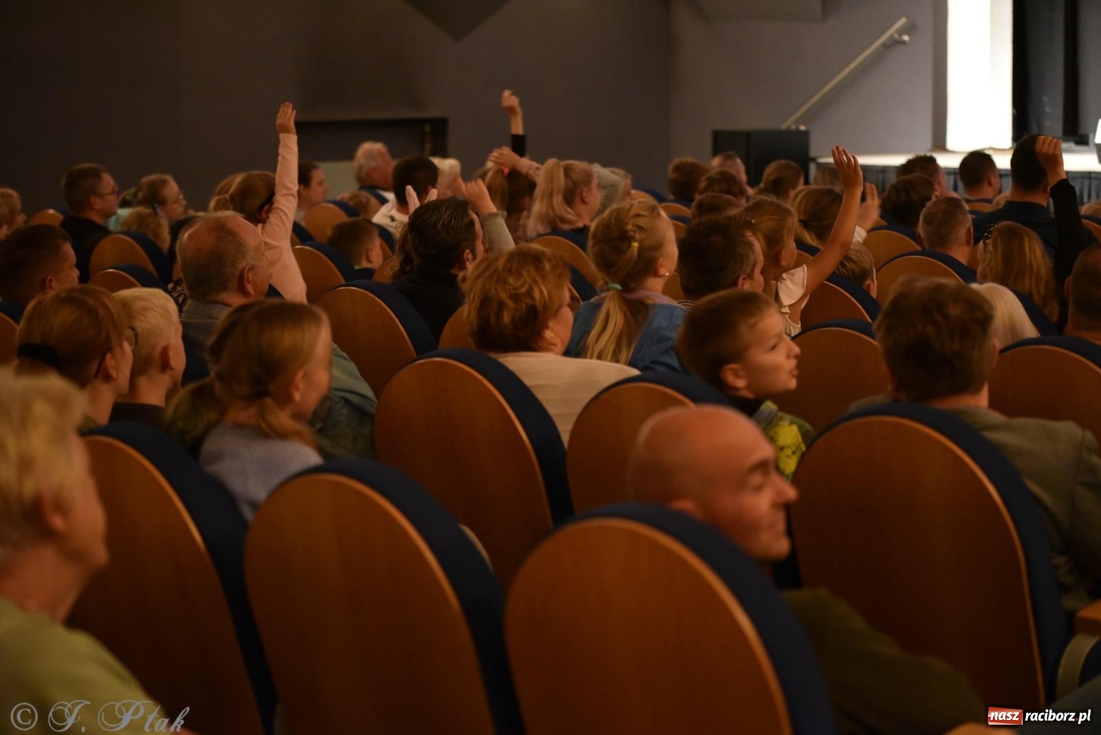 Zdjęcie w galerii na portalu naszraciborz.pl: Adrian Mitoraj wypełnił Strzechę. Raciborzanie skosztowali iluzji wiadomości z regionu