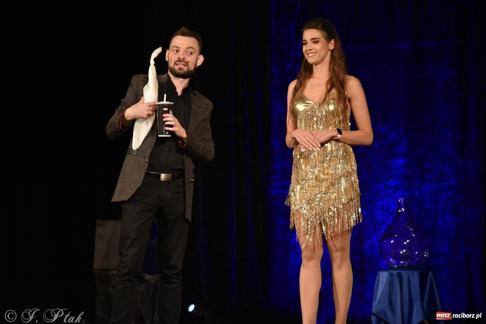 Zdjęcie w galerii na portalu naszraciborz.pl: Adrian Mitoraj wypełnił Strzechę. Raciborzanie skosztowali iluzji wiadomości z regionu